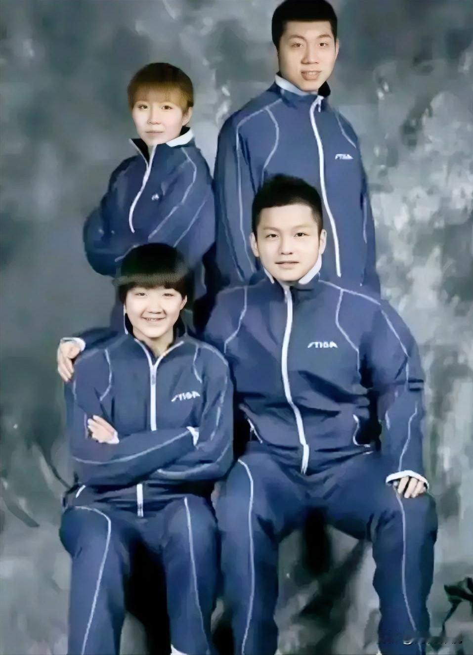 这四人同框简直靓爆了！陈梦美丽樊振东帅气！朱雨玲温柔许昕阳光，整齐的队服一穿，笑