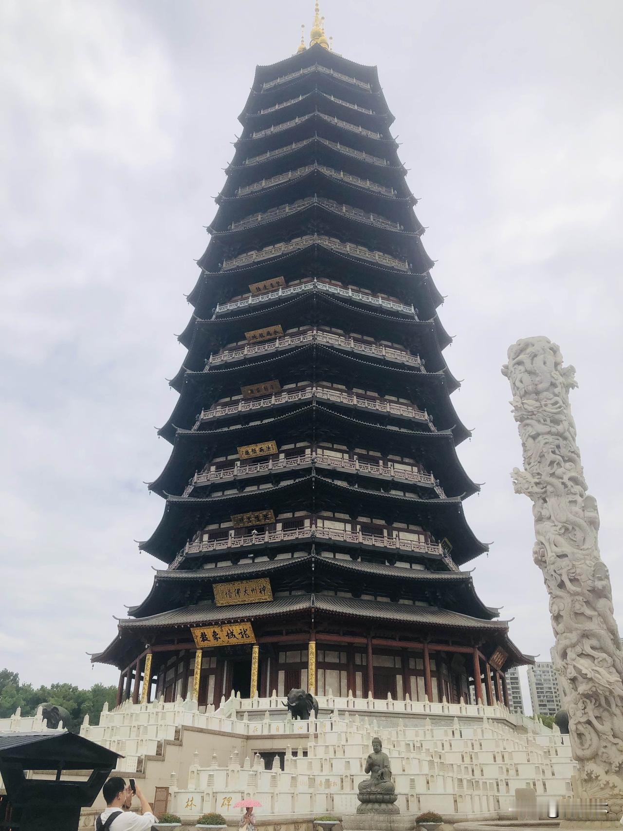 今天天气晴朗，闲逛天宁寺，高塔古朴肃穆，偶遇外国游人驻足赏景。园内草木青翠，繁花