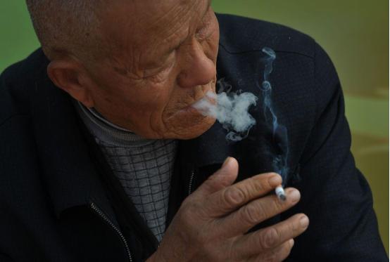 老年人需要戒烟吗？医生叮嘱：过了60岁以后，戒烟要注意这3件事。一说到戒烟，
