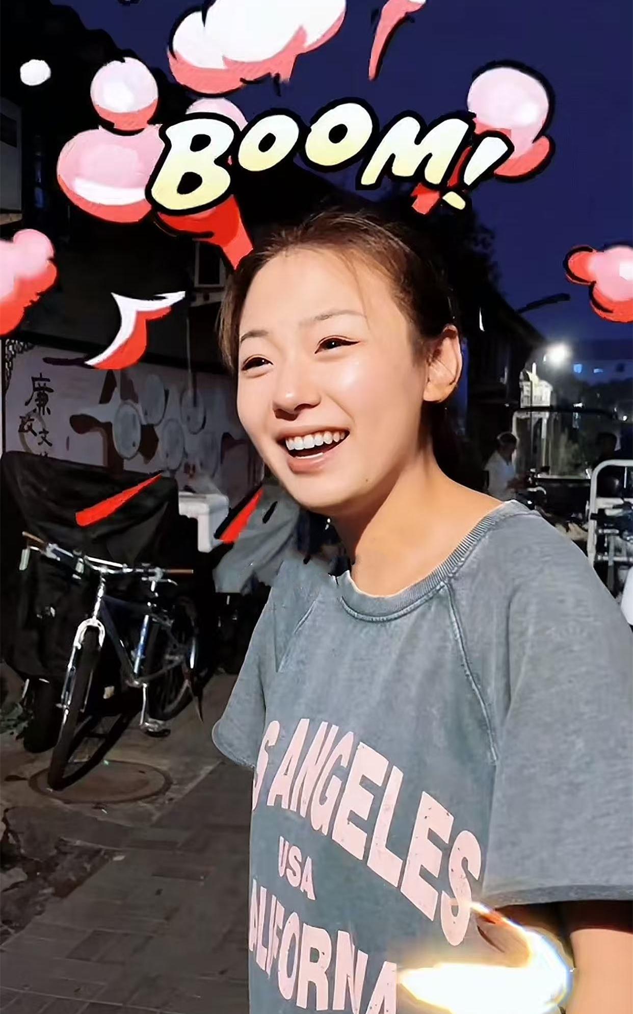赵芸一在小剧场出类拔萃，也是德云社年轻演员中表现非常优秀的。和龙字科一起来的她，