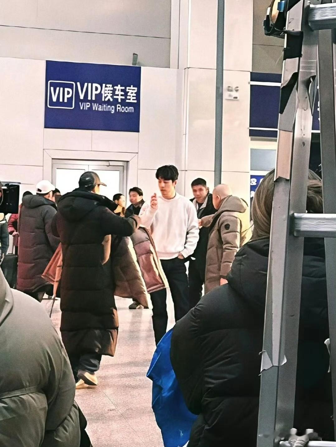 1月25日，肖战一天录制完两场晚会后，又火速回到《小城良方》剧组投入拍摄当中！