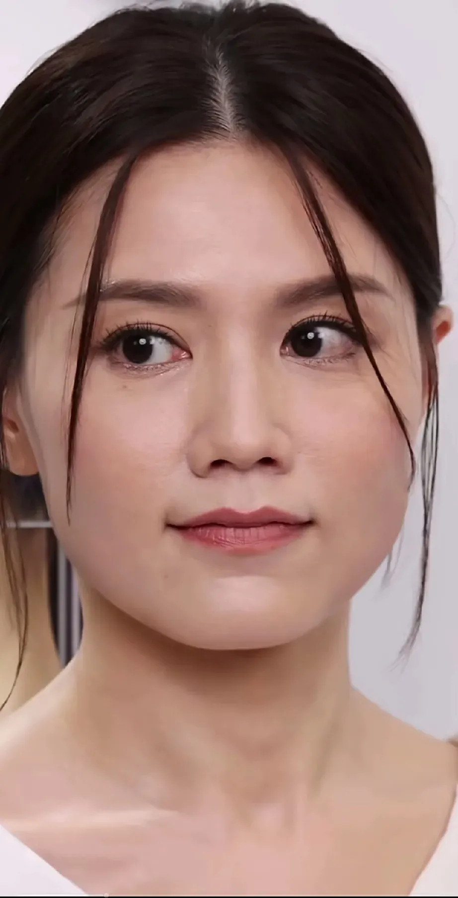 周秀娜在香港被评为高级脸，可在我们大陆人眼里这么像大饼脸呢？​​​