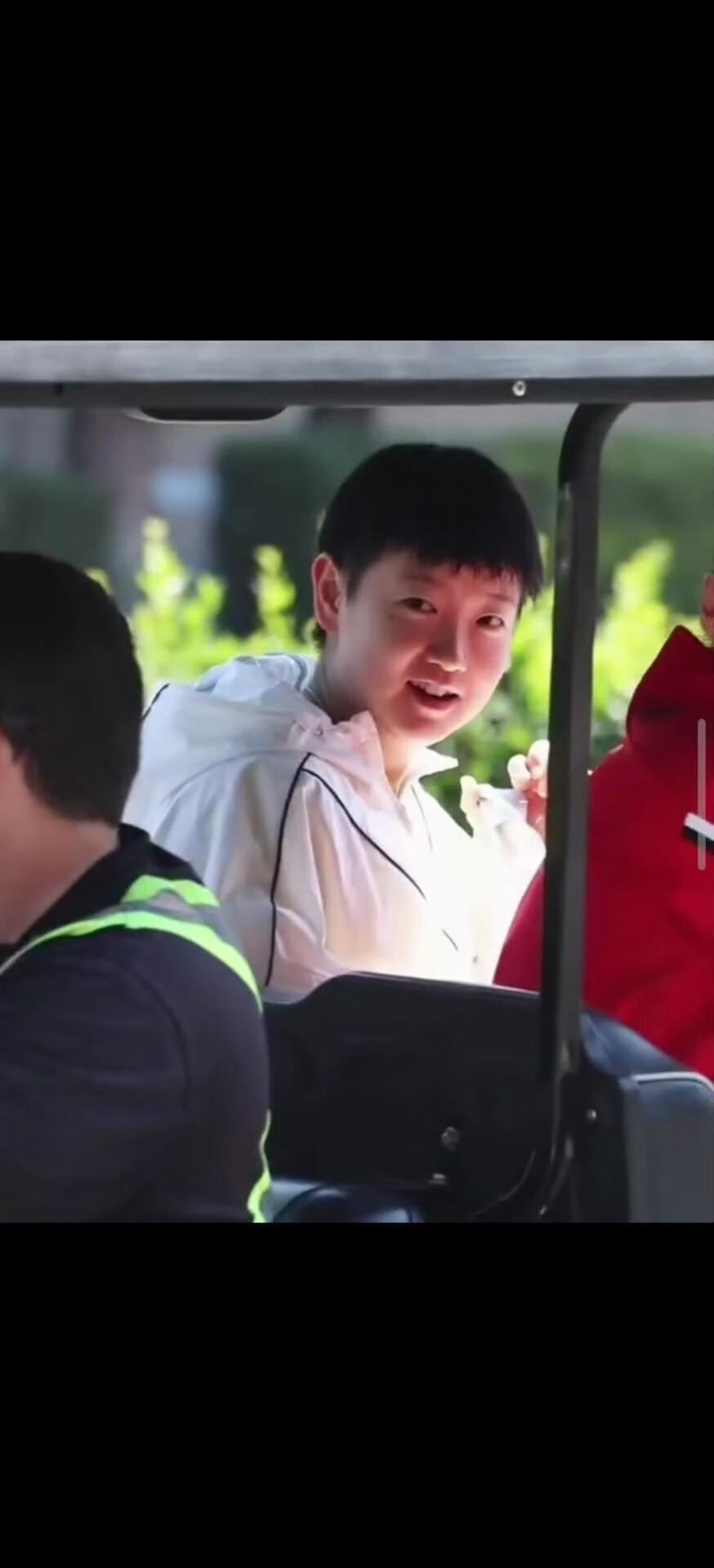 莎莎很开心啊，心满意足了，这是早上可以看到，时差的幸福，醒来就看到了！孙颖莎拿