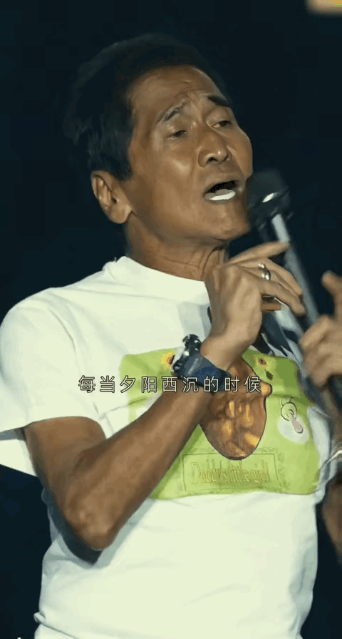 又黑又瘦的齐秦，在“湾区升明月”晚会上唱歌，很不喜欢这种演唱方式。他唱了上半句，