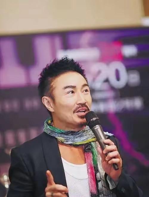 曾与“港独”争议捆绑的周启生、赵学而到内地开演唱会，舆论声四起。四天之内，广州、