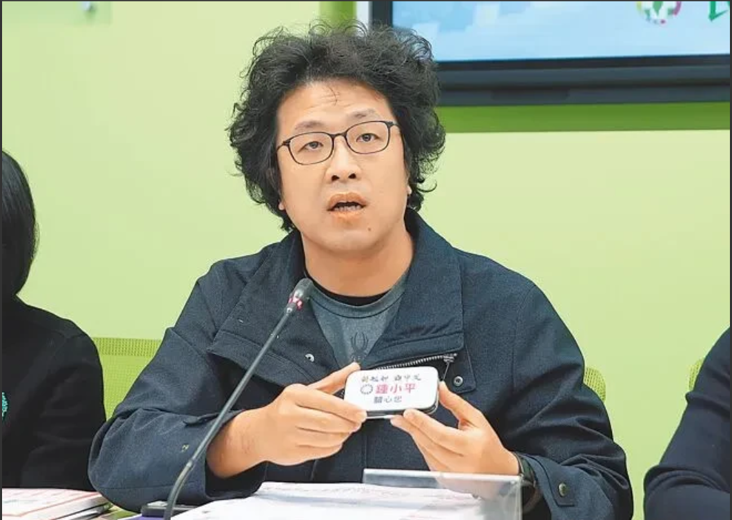 绿营为了斗臭馆长，动员一干政客、名嘴各种卖力表演，结果不但没达到效果，反而笑料百