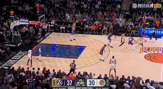 笑喷！东契奇狂指詹姆斯：你的人跑了，快跟啊。詹姆斯对位人跑了东契奇第一时间就指