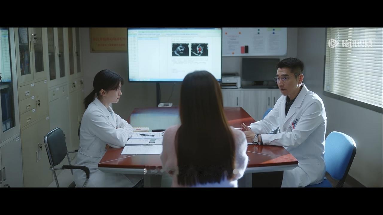 指定某个牌子，让采购单位统一采购。周筱风把小叶当成徒弟，虽然不是关门的，但是正所