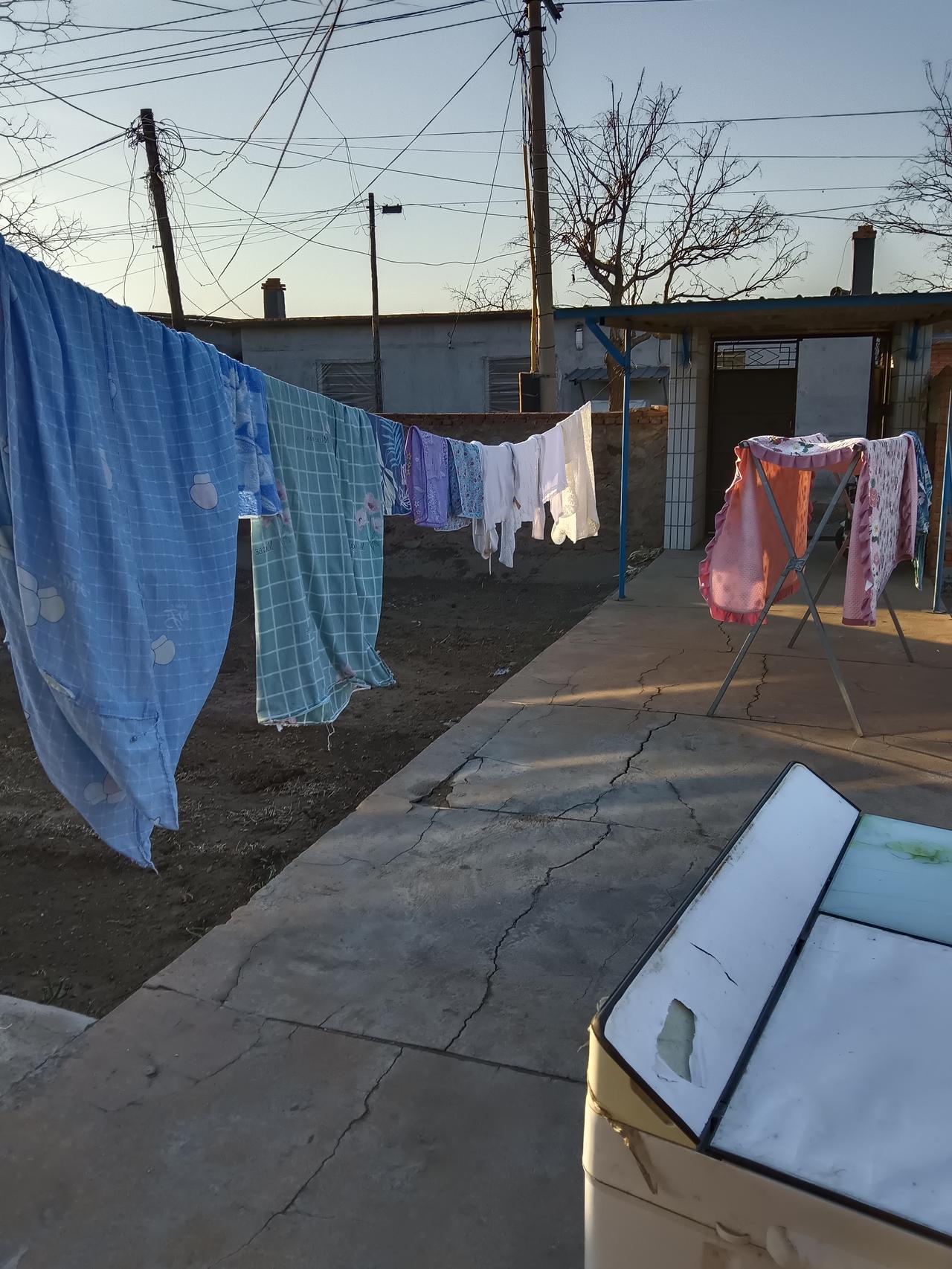 洗东西今年冬天由于90岁的公公有病住院，我们一直没在农村平房，过年也是在县里