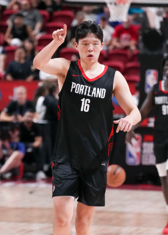 讨论一下主教练疯狗打法体系与杨瀚森的组织功能对球队的影响，瀚森发展的好处众说周