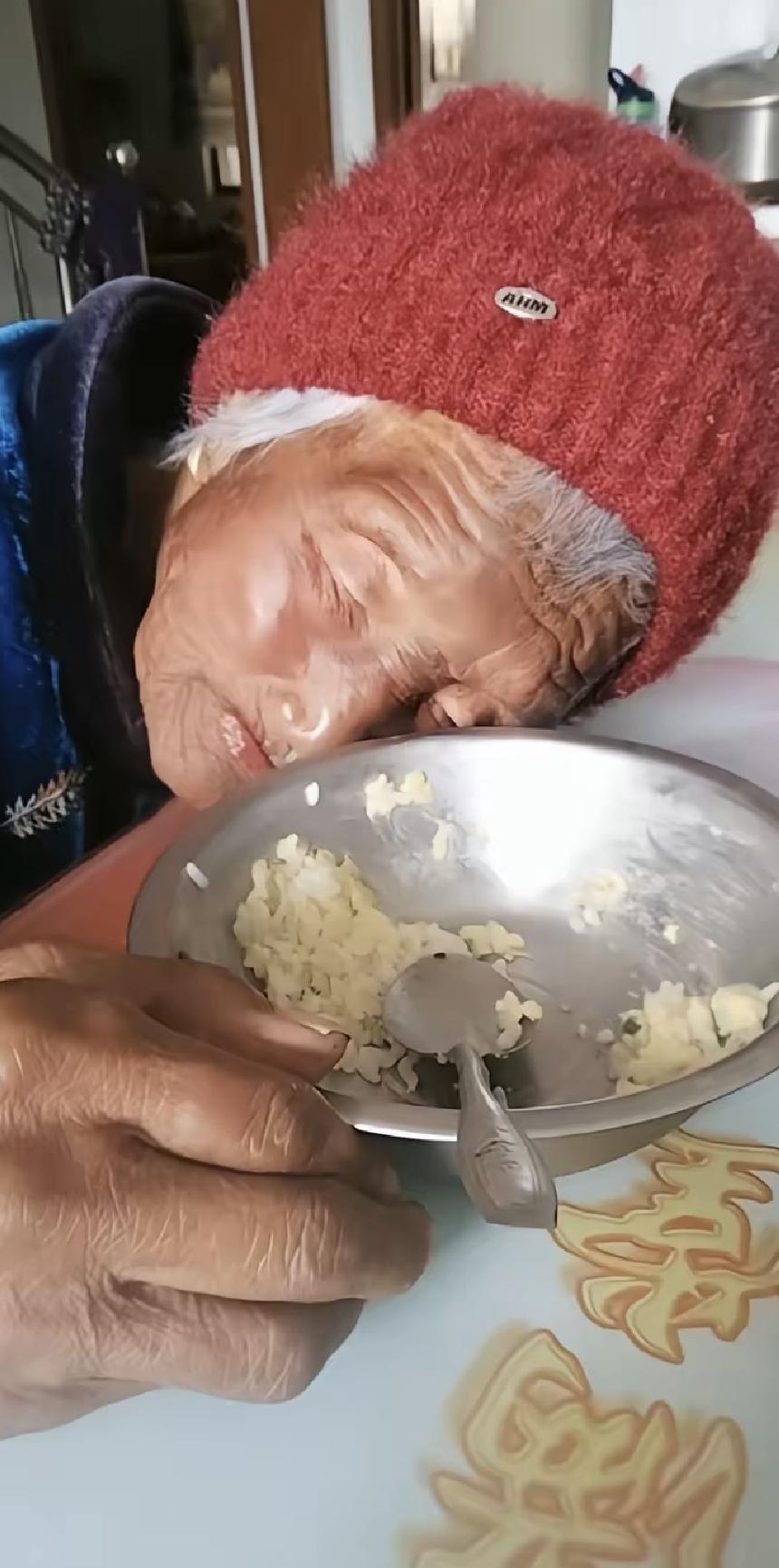 吃饭时突然倒下，没喊疼也没抽搐，妈就走了。医生说是心脏的事，不是老了该走，是根