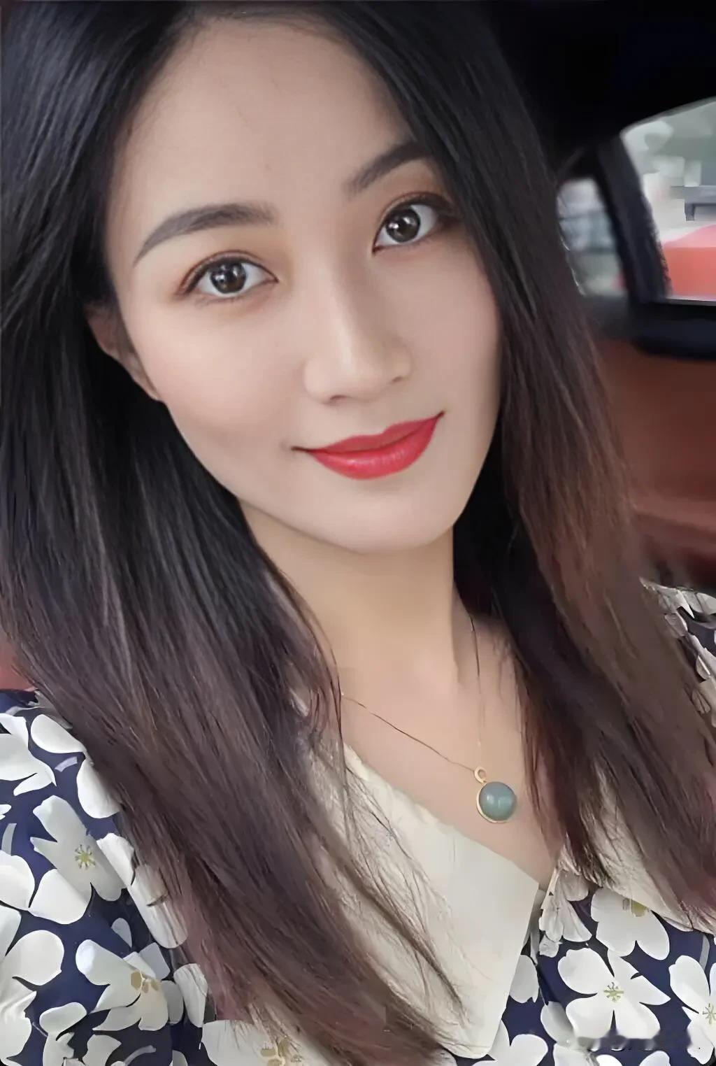 龙兴讲寺，又称龙兴寺，寺内殿阁轩榭，依山就势，构成了纵深五进，集自然风光、建筑景