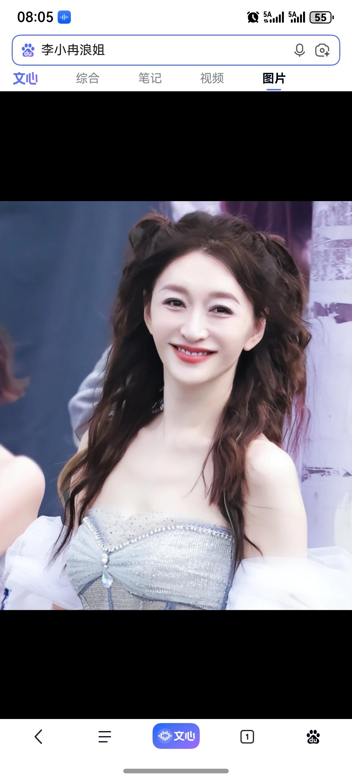 李小冉50岁了，脸上没有一条皱纹。别急着搜同款面霜。那不是护肤品堆出来的，