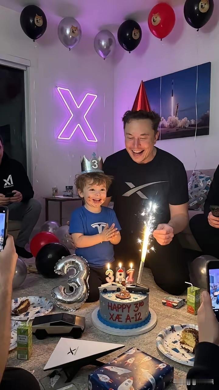 马斯克对孩子是真好，这应该是为孩子庆祝生日，也不知道这是一张老照片，还是现在新照
