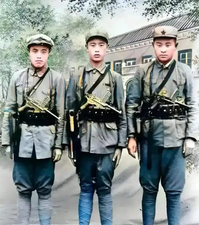 1936年，三名红军战士在陕北合影。他们可能是警卫员，每人腰间别着一把毛瑟C96