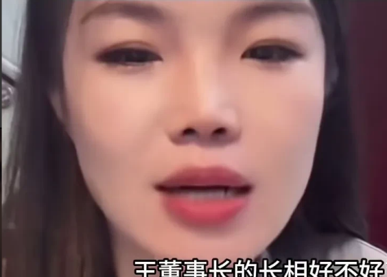 张伯鑫他老婆现在是在作死的边缘疯狂试探。直播中直接带节奏评价郭德纲的老婆王惠的