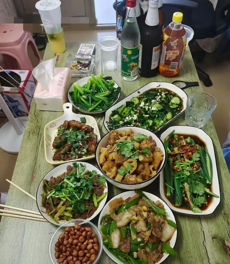 你能通过这桌菜，猜出吃饭的人的身份吗？