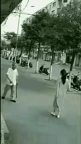 苍天有眼啊！害人就是害己！动图中的老头，拄着拐杖，步伐矫健。见迎面走过来一个