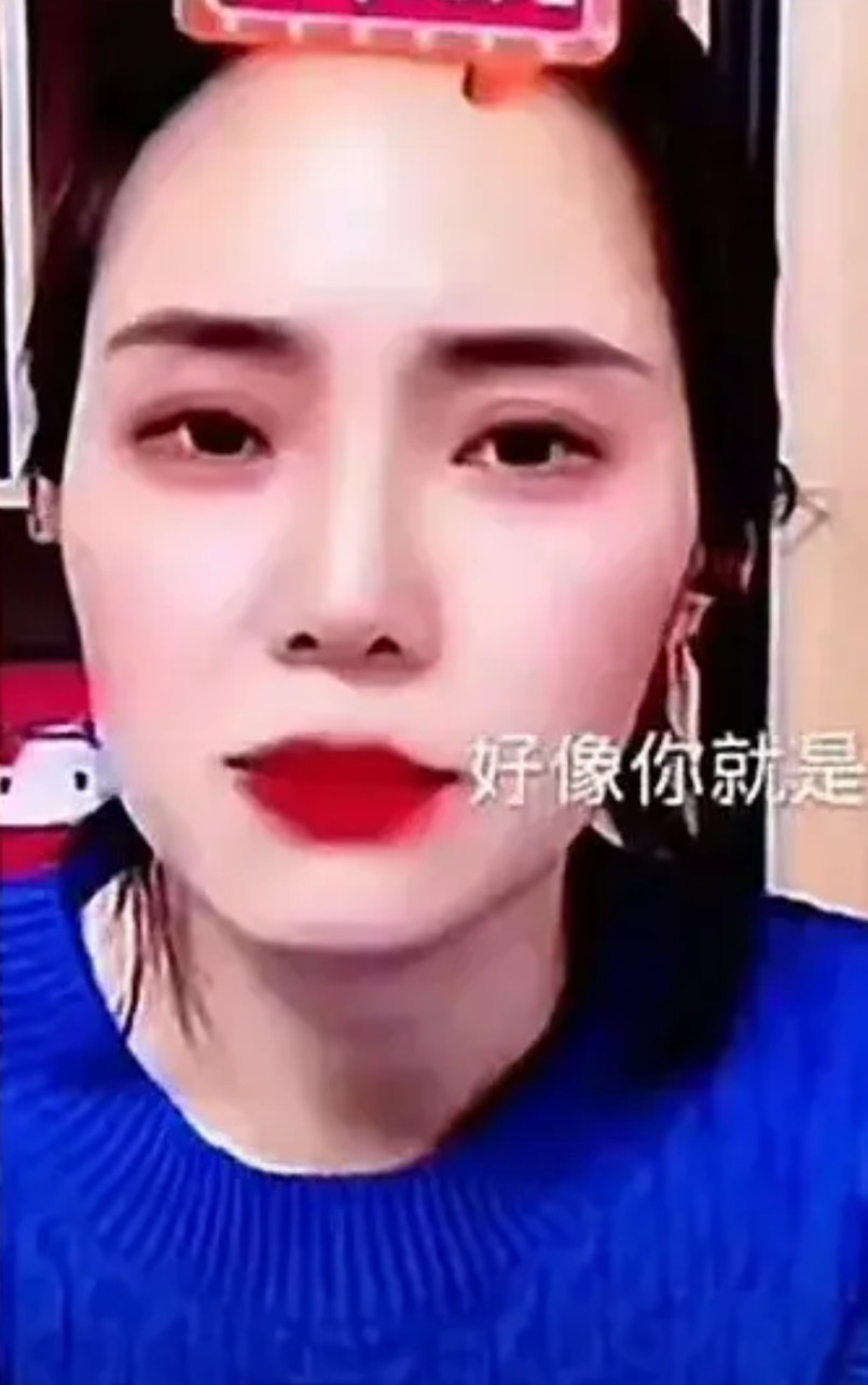 其实云朵不大会说话的，在直播间也会冷场，这是文化太低原因，她是被她弟弟和经纪人害
