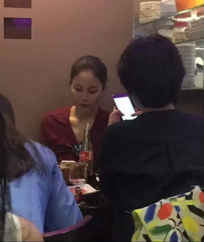 西安城墙偶遇王菲锋菲同来西安也太好磕了，谢霆锋忙着演唱会彩排，王菲自己慢悠悠