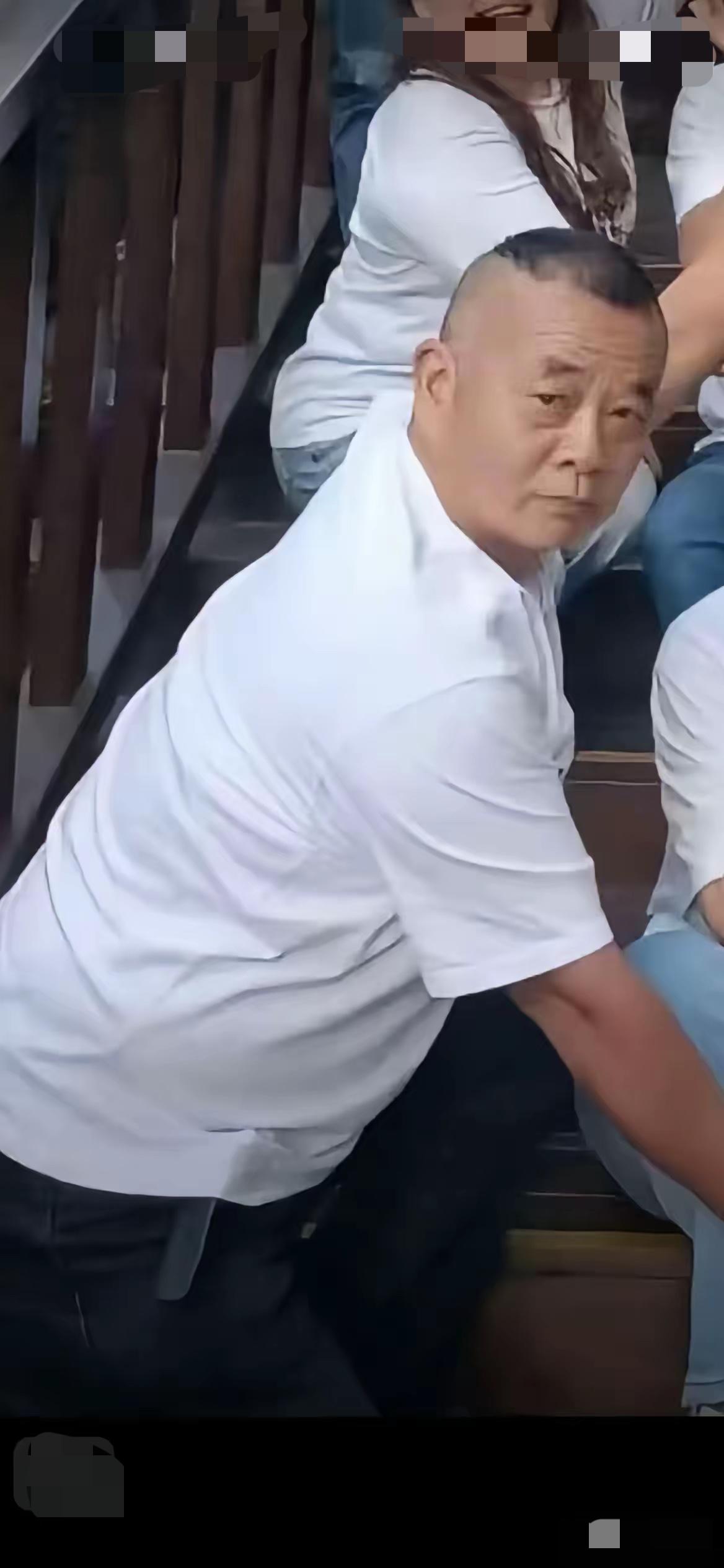 全网彻底愤怒！颠倒黑白碰瓷新疆民宿的王刚，风波还没彻底平息，居然心安理得带队