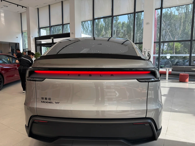 ModelYL，随便聊聊我的感受瞅了眼新款ModelYL，给大家说说直观