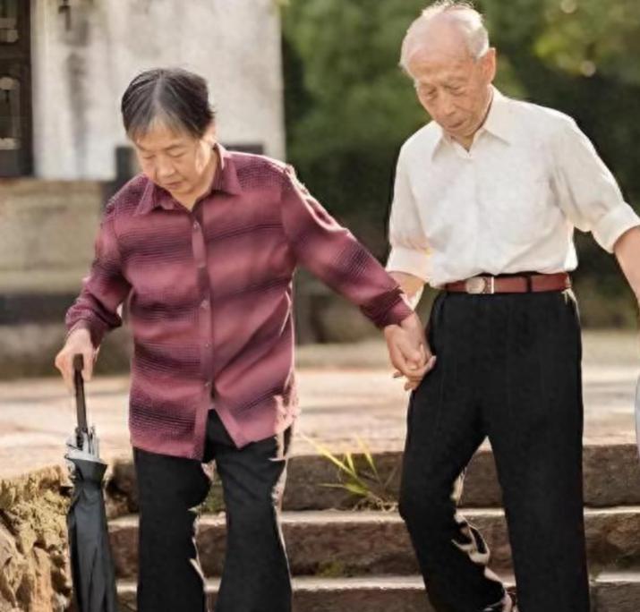 1981年初夏，一位名叫李承德的退伍军人背着行囊走进长征机械厂的大门。退伍后相
