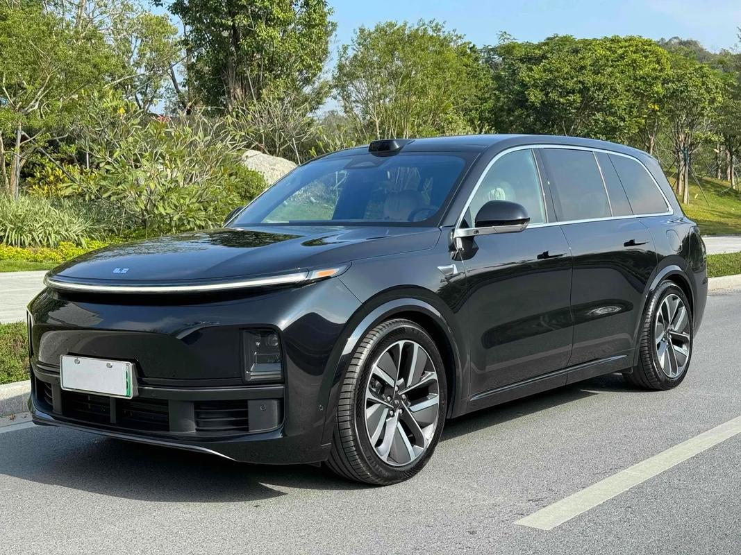 纯电、增程、混动哪个好?这个问题就像问“可乐、雪碧、芬达哪个好喝”——全看你图