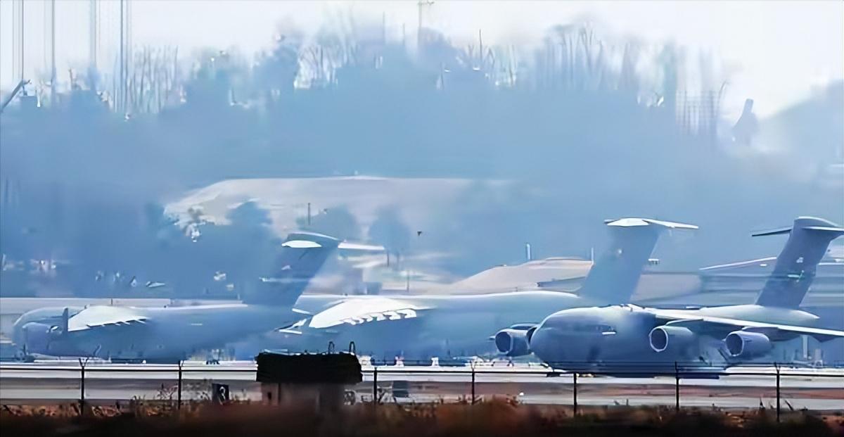 大批运输机从韩国紧急飞往中东，中韩之间的那根刺，以戏剧性的方式被拔掉！乌山基