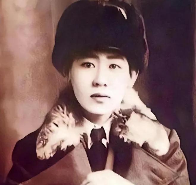1924年，17岁的少女被59岁的养父叫到书房，但少女刚进书房，养父就按下了门锁