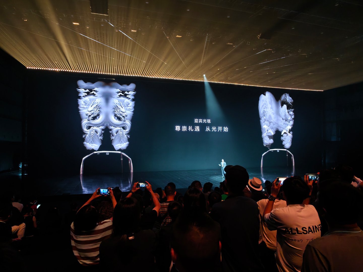 极氪9X这个双百万智能投影大灯牛啊迎宾光毯，应用场景也有很多，比如道路光毯，礼让