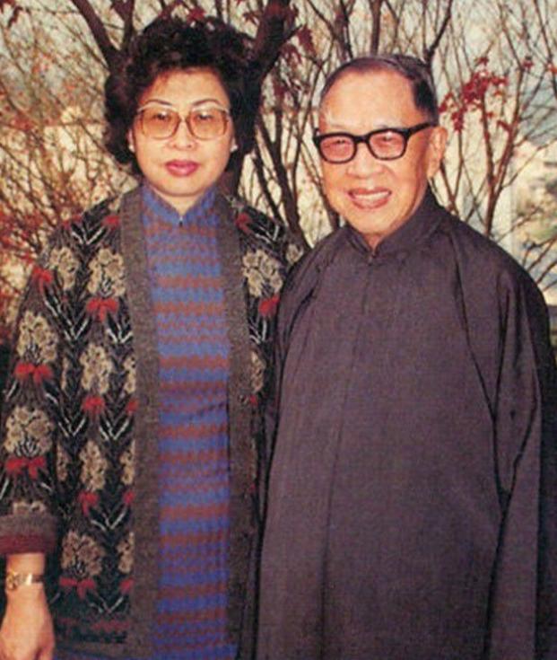 1956年，香港知名大学校长钱穆，61岁时三婚迎娶27岁美女胡美琦。洞房夜，他含