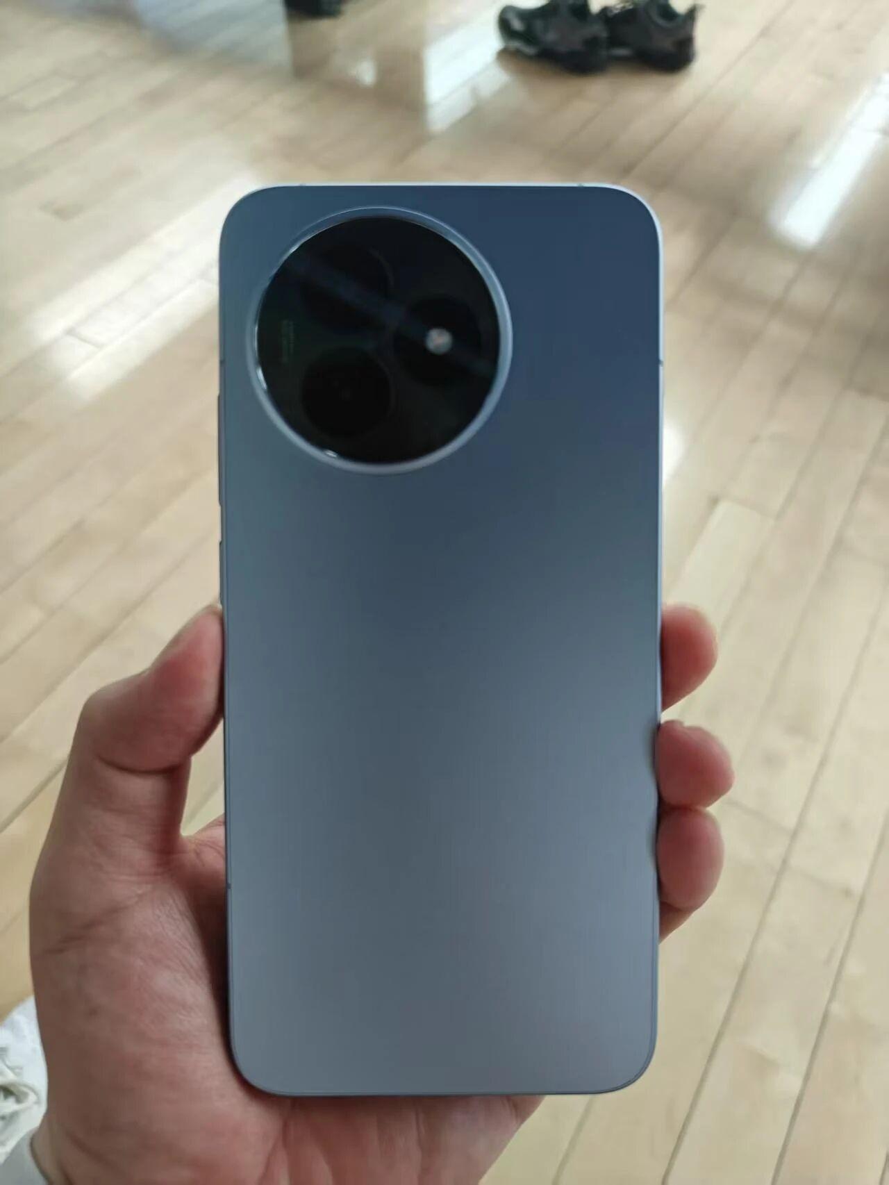 红米k80至尊版已使用半年，简单聊聊超大屏幕，用来娱乐很不错。华星天马混用，不放