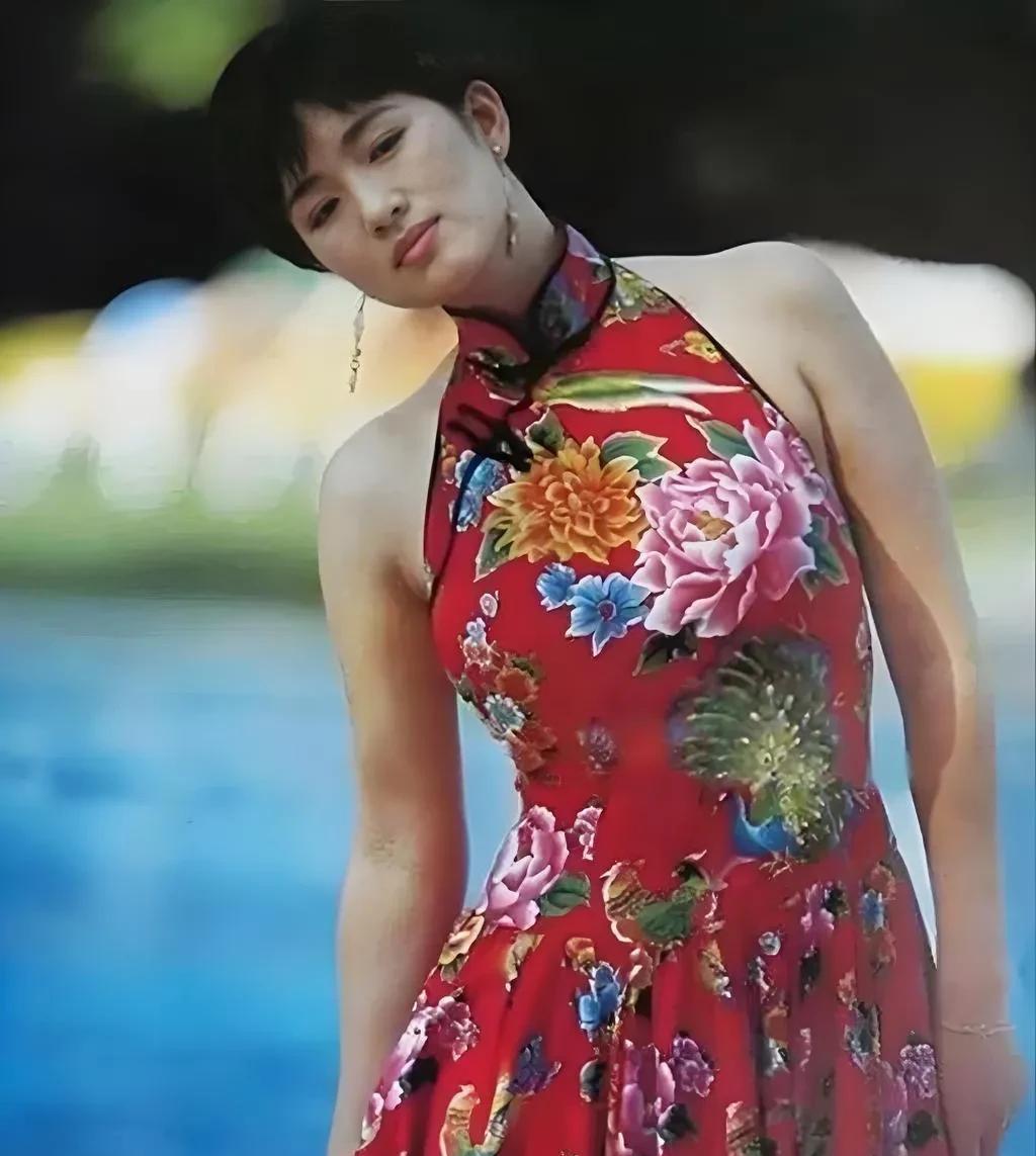 巩俐年轻时的颜值、气质，身材绝对是顶级的，表现能力超强，张艺谋的眼光是真好！看