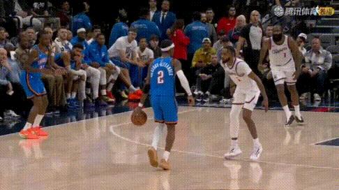 带不动！泰伦卢挑战超明显犯规，范甘迪与其吵架。回放这么明显的打手（图2），SG