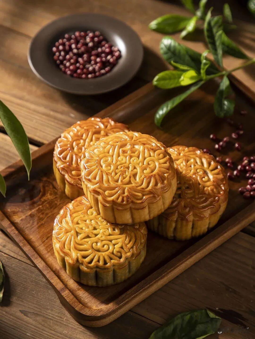 记得小时候过中秋，家里摆的全是甜月饼，豆沙、莲蓉蛋黄、老式五仁，切上一块全家人分