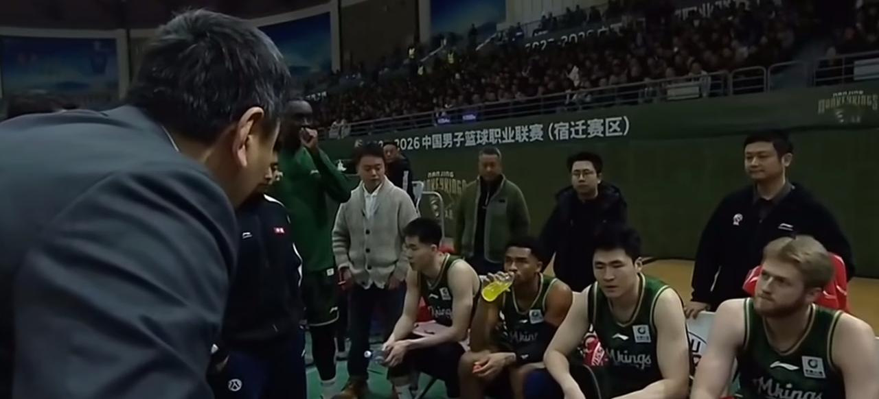 王世龙暴怒：还打不打？不想打，换人！3月16日晚的CBA常规赛，南京同曦主场对