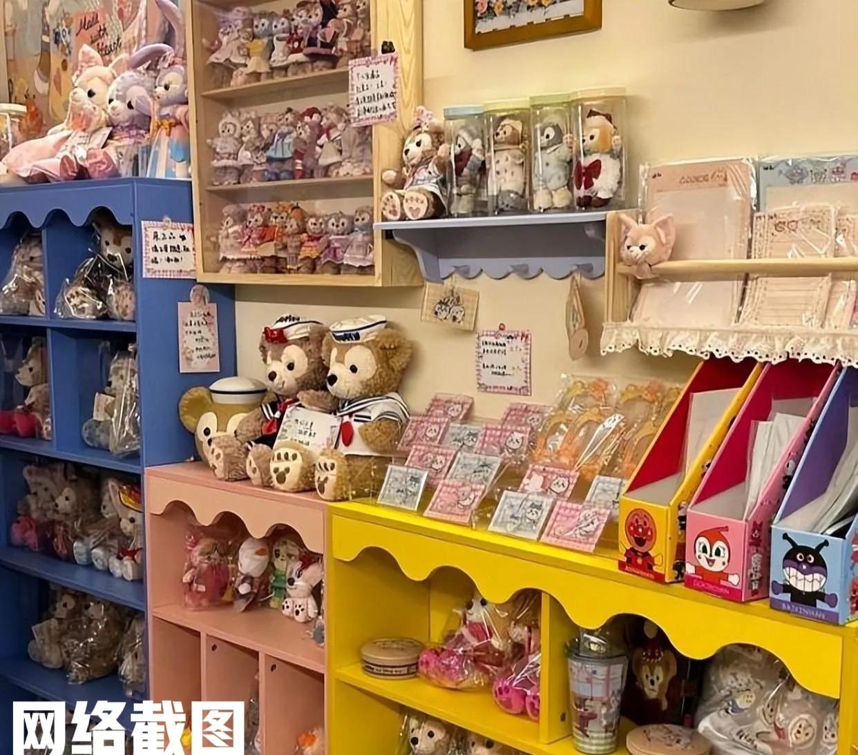 重庆有家店有女店员私吞营业额。此刻老板也是回忆当初雇佣她的场景，毕竟自己这里
