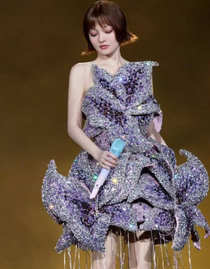 张韶涵演唱会战袍这次被网友吐槽了，说她的裙子像钢丝球