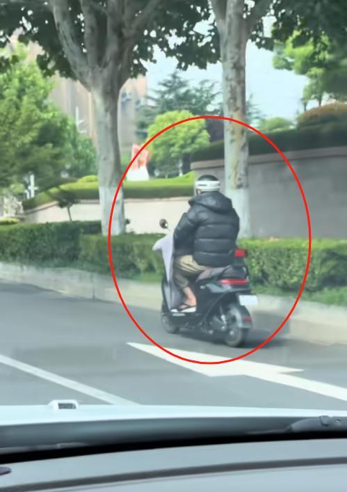 大哥路上看到一男子高温天穿羽绒服骑车，感慨：这个人物理学得绝对好！有人说“当气温