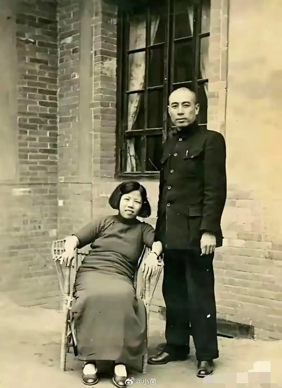 这张珍贵的老照片是我们敬爱的周总理与夫人邓颖超1938年的合影。此时山河破碎，日