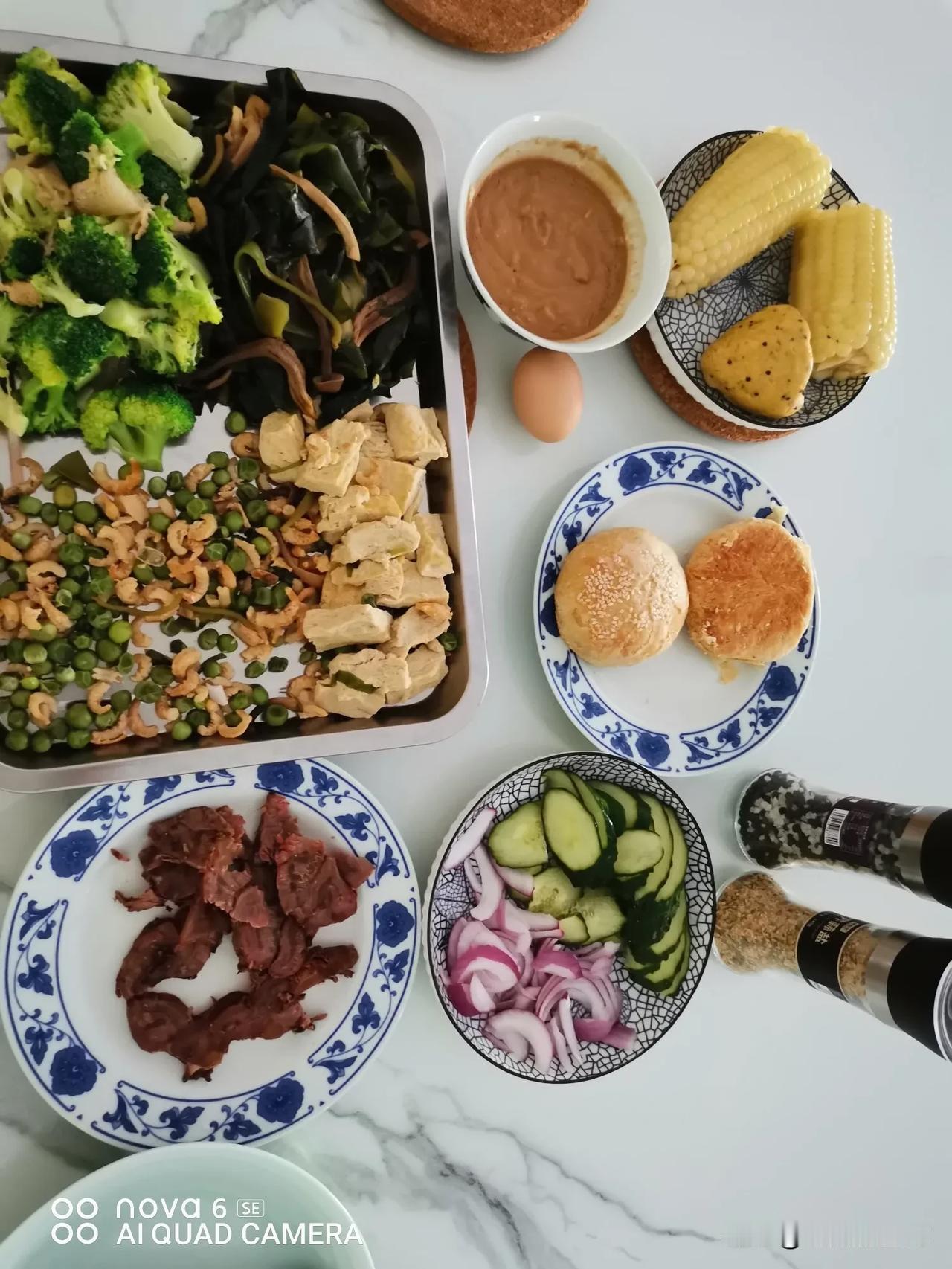 【血糖控制好关键在吃对了】每一餐饭要尽量避免炒、炸、煎等方式，减油。提倡每餐