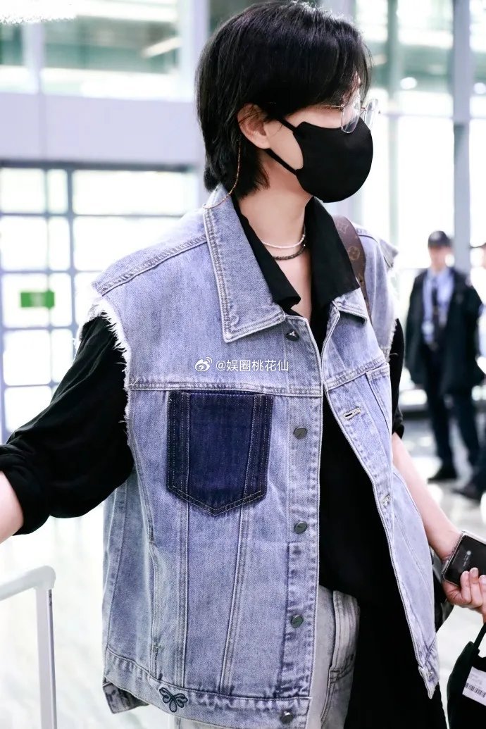 万茜现身机场，她这次搭配了一身漂亮的牛仔装，看上去非常的潇洒。万茜里面穿黑色衬衣
