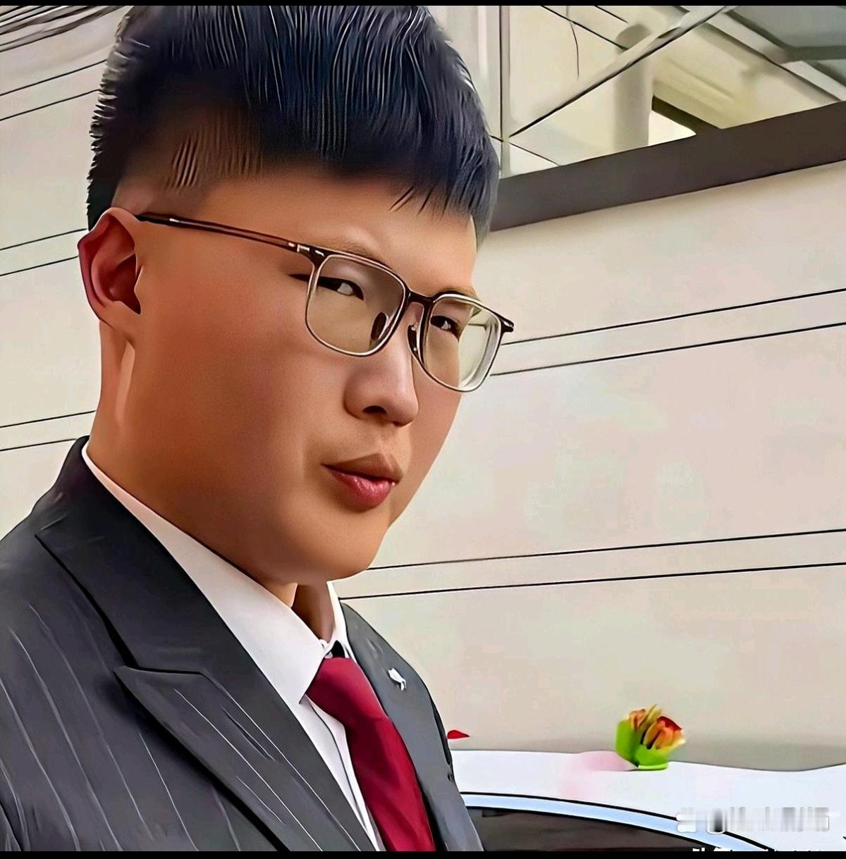 大衣哥这回算是活透亮了。女婿张海洋，扒了一下底细，普普通通一正规本科生。