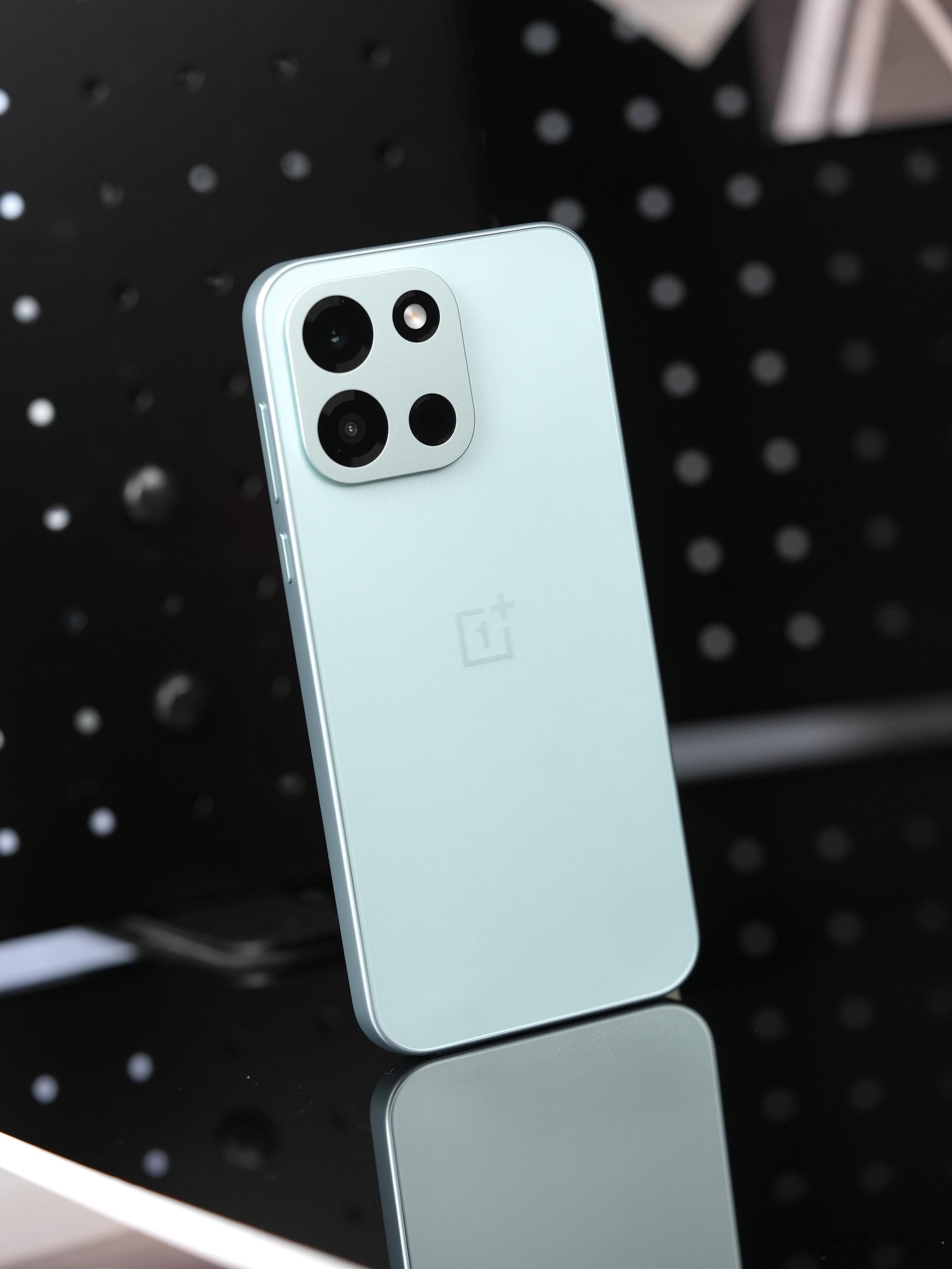 刚到手的一加Turbo6，拍几张图给你们感受下。非常简约的外观设计，「旷野青」