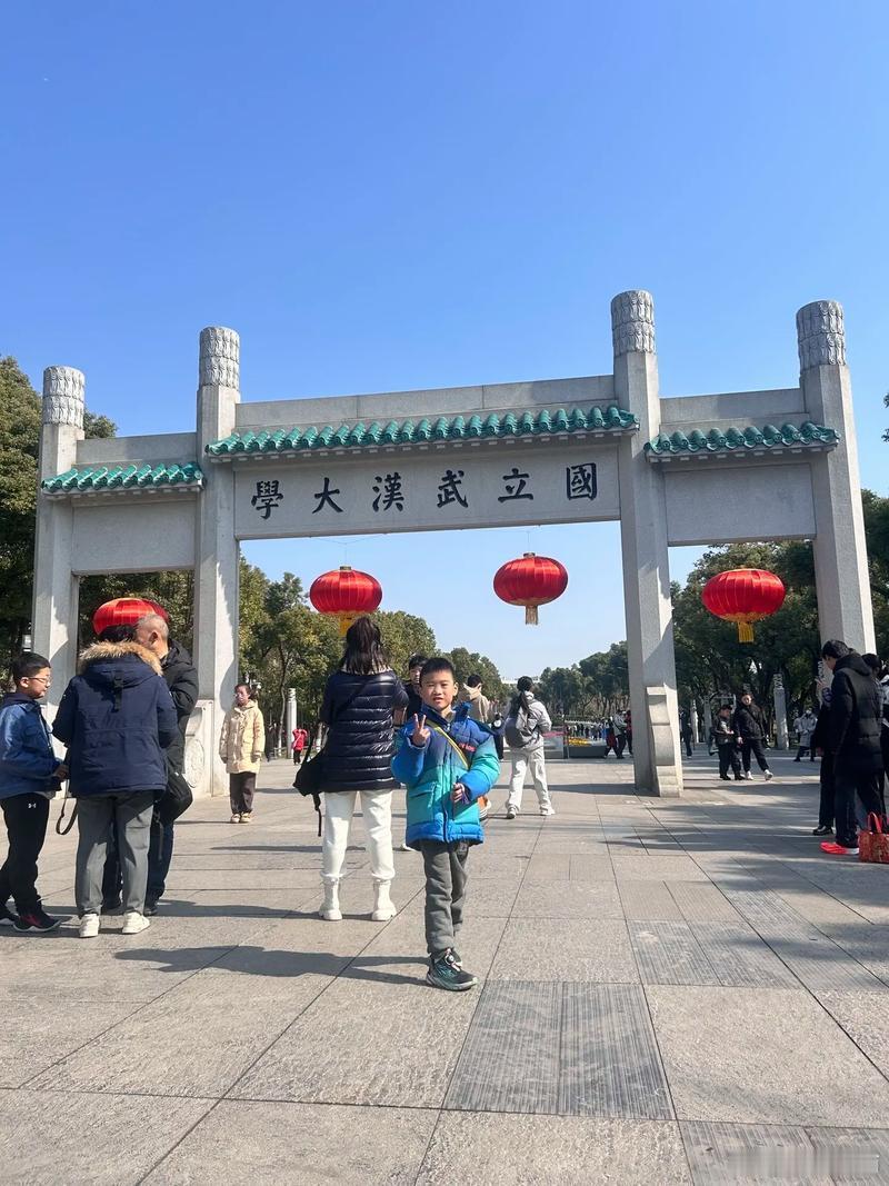 欧美大学开放也没什么人，中国大学一开放就挤满人，我认为主要有三点区别：1.西方