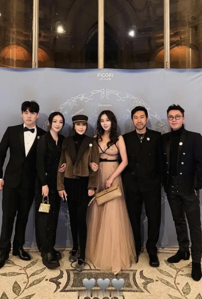 何超欣现身全球顶级品酒会，穿吊带晚装尽显妩媚，到场的都是名流！