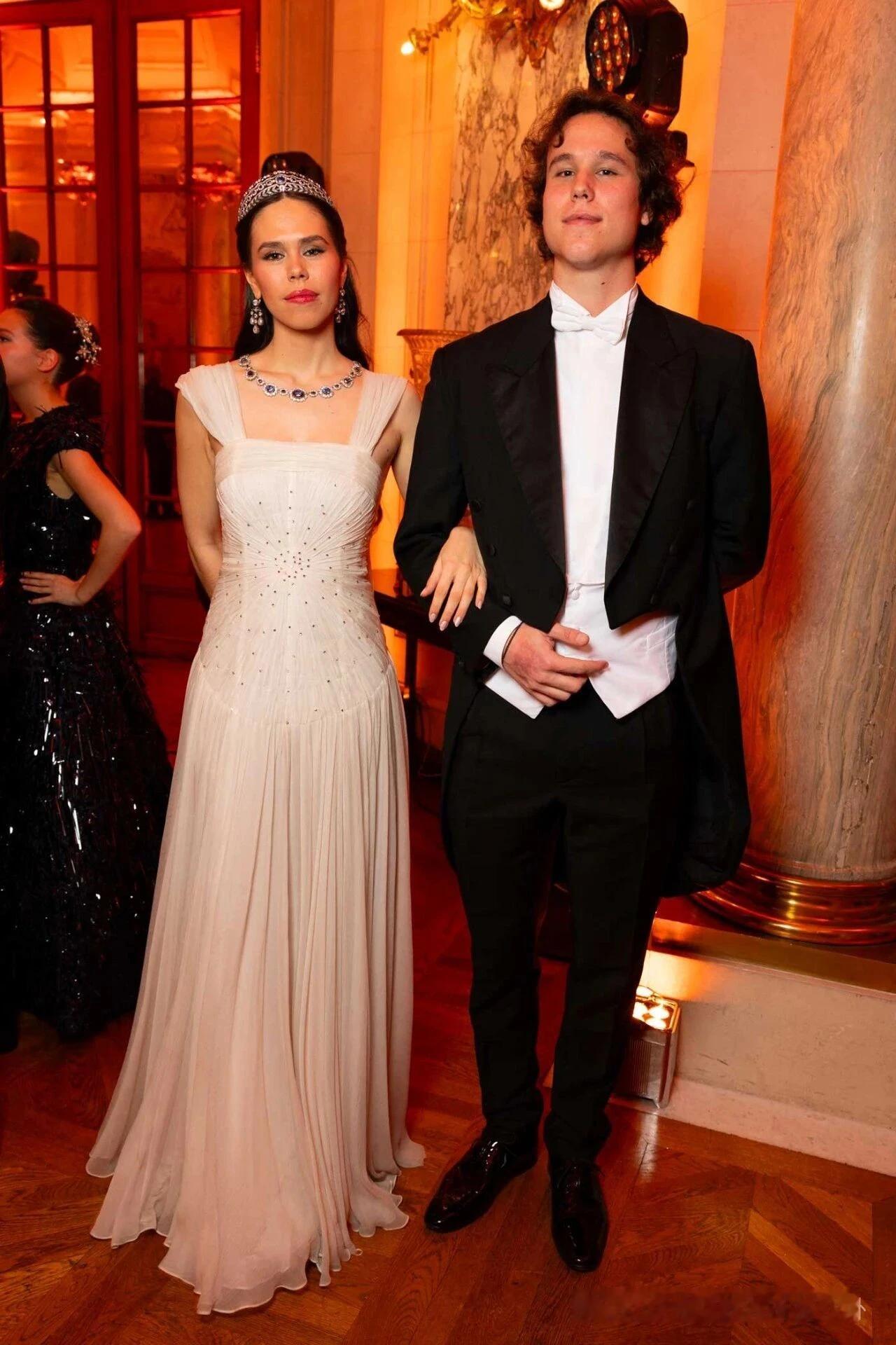 看下来自意大利末代国王翁贝托和末代王后玛丽-何塞的外曾孙女加布里尔的名媛趴行头（