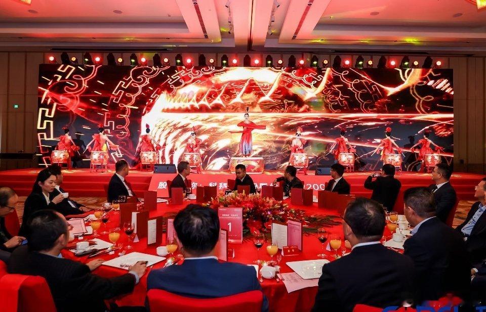 这是把全世界的显眼包都招来了吗破防了！现在的年会都这么玩？直接把地球搬来了！北京