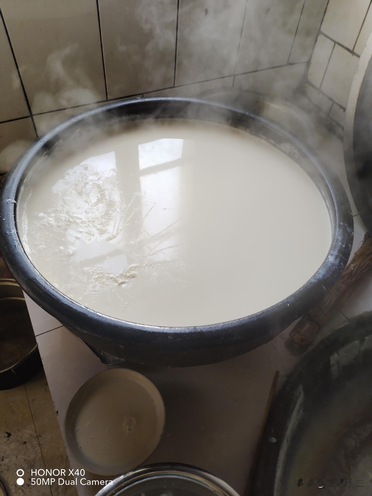 新年生活图鉴婆婆今天做豆腐，明天过年，留着豆腐好做丸子，磨了有10斤豆子，这得炸